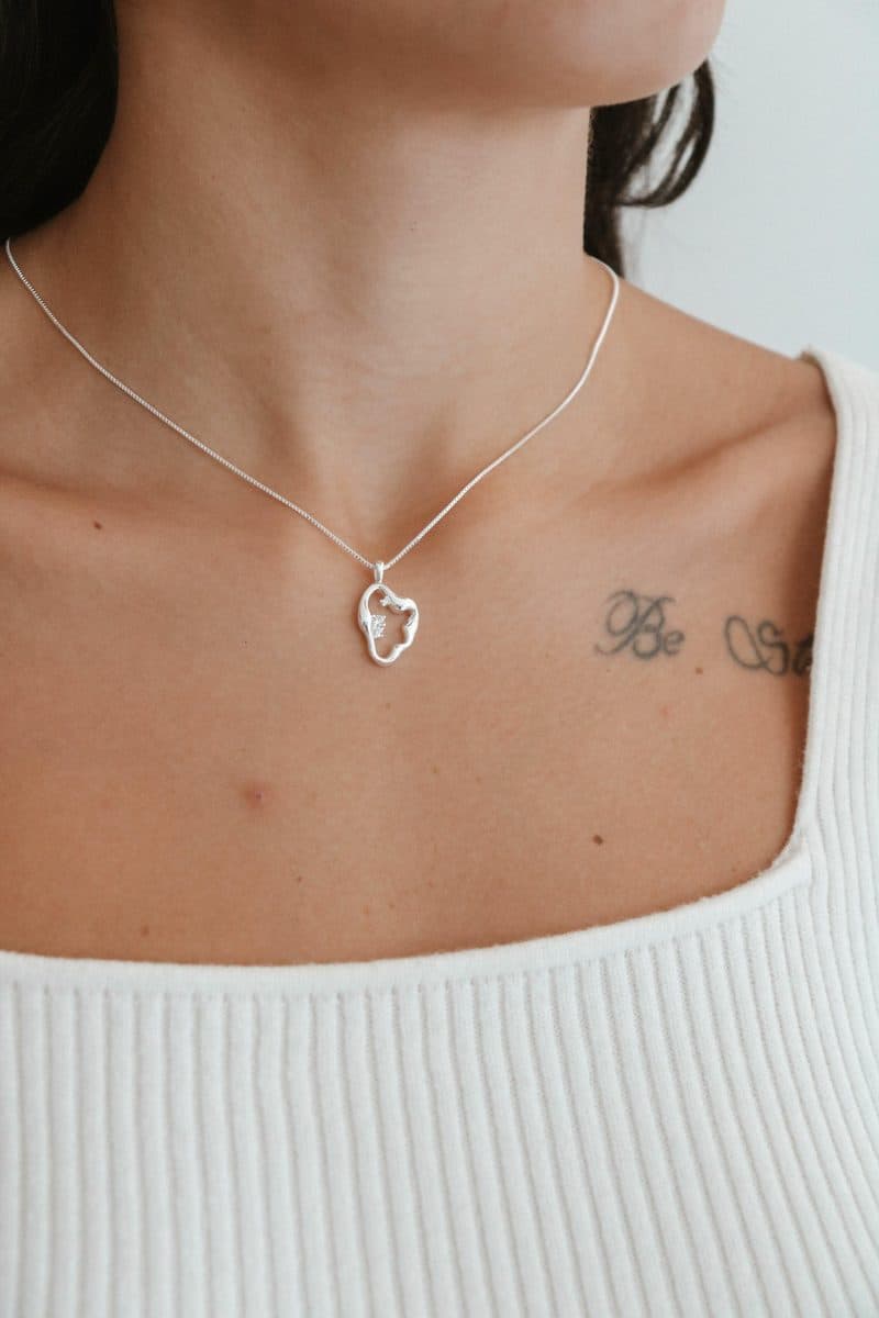 Colar organic pedrinhas no meio