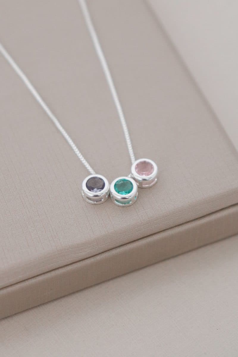 Colar três pedras: rosa, verde e lilás