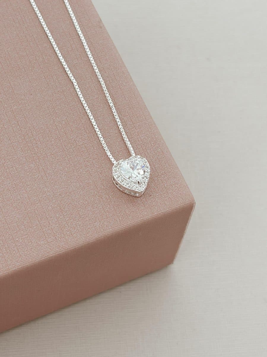 Colar coração cravejado pedra cristal CL921
