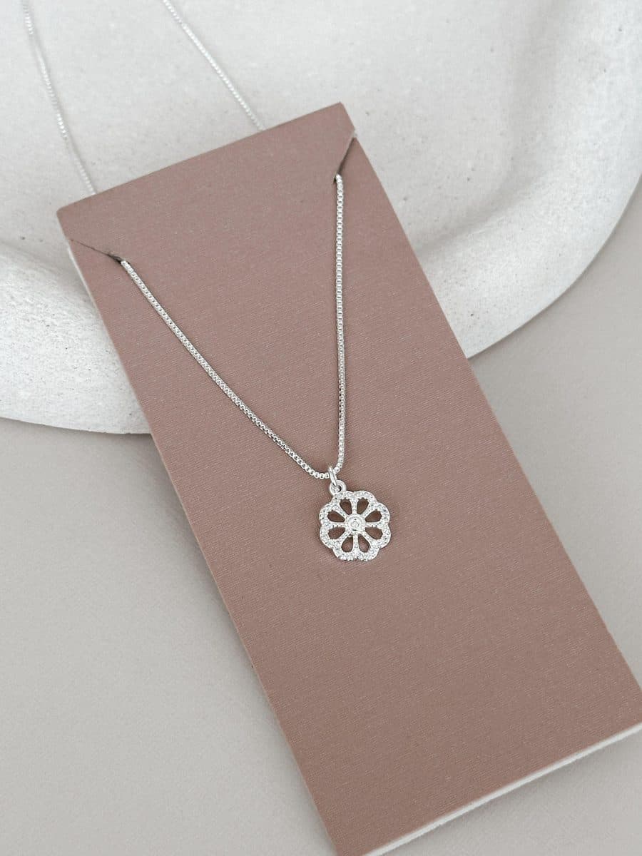 Colar florzinha cravejada com pétalas vazadas