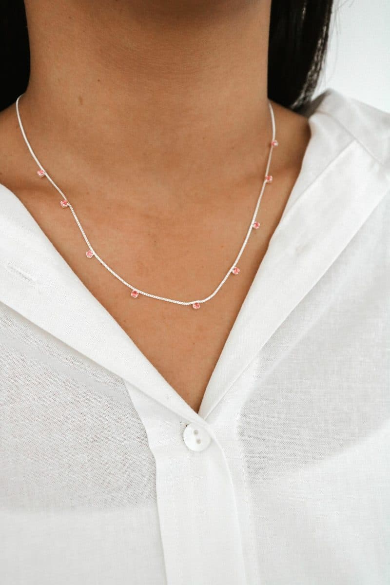 Colar pontinhos rosa