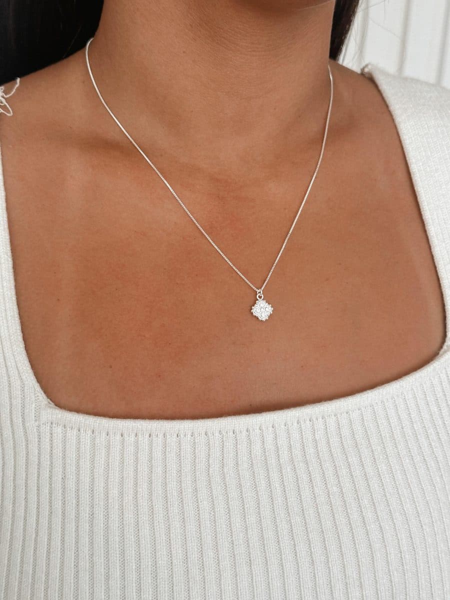 Colar trevinho cristal bolinhas em volta