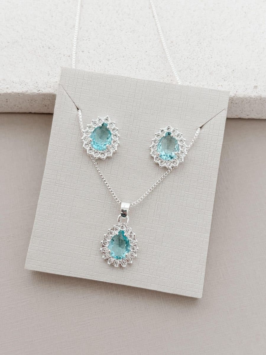 Conjunto gota detalhado azul