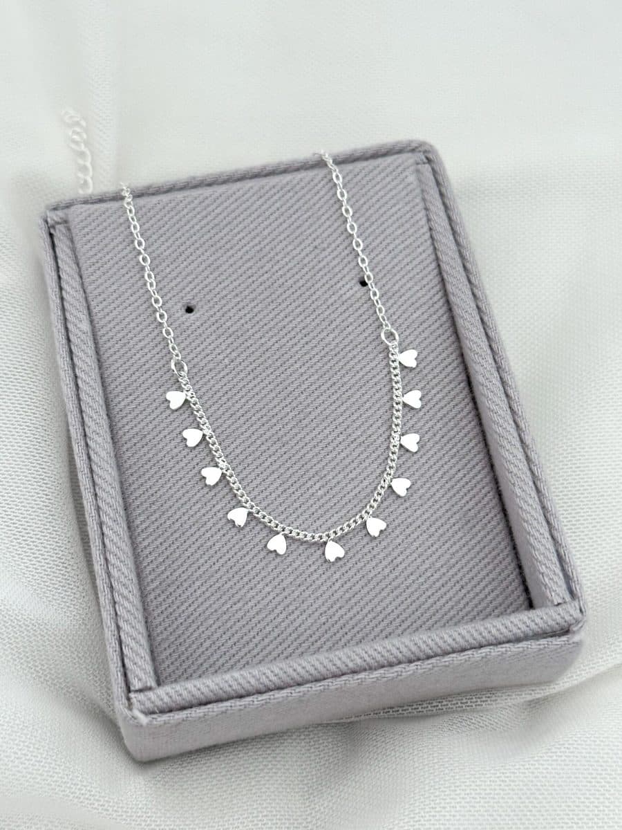 Pulseira corações pendurados