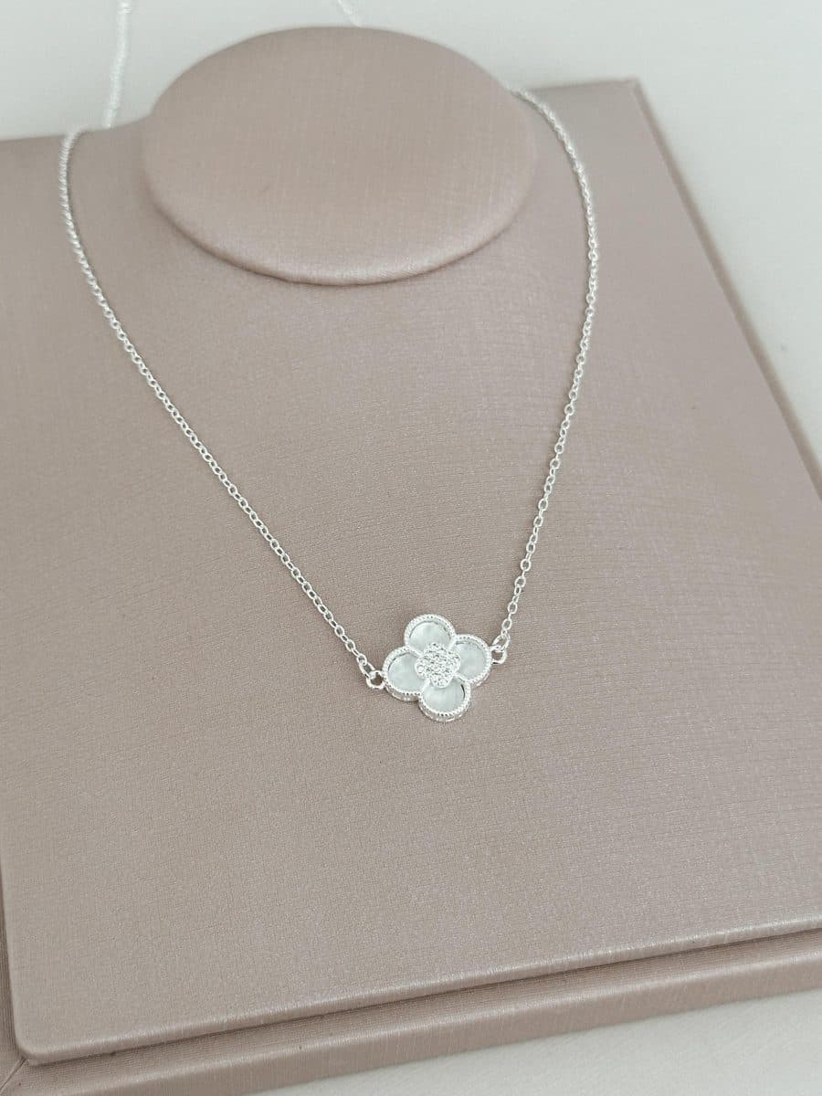 Colar flor branco
