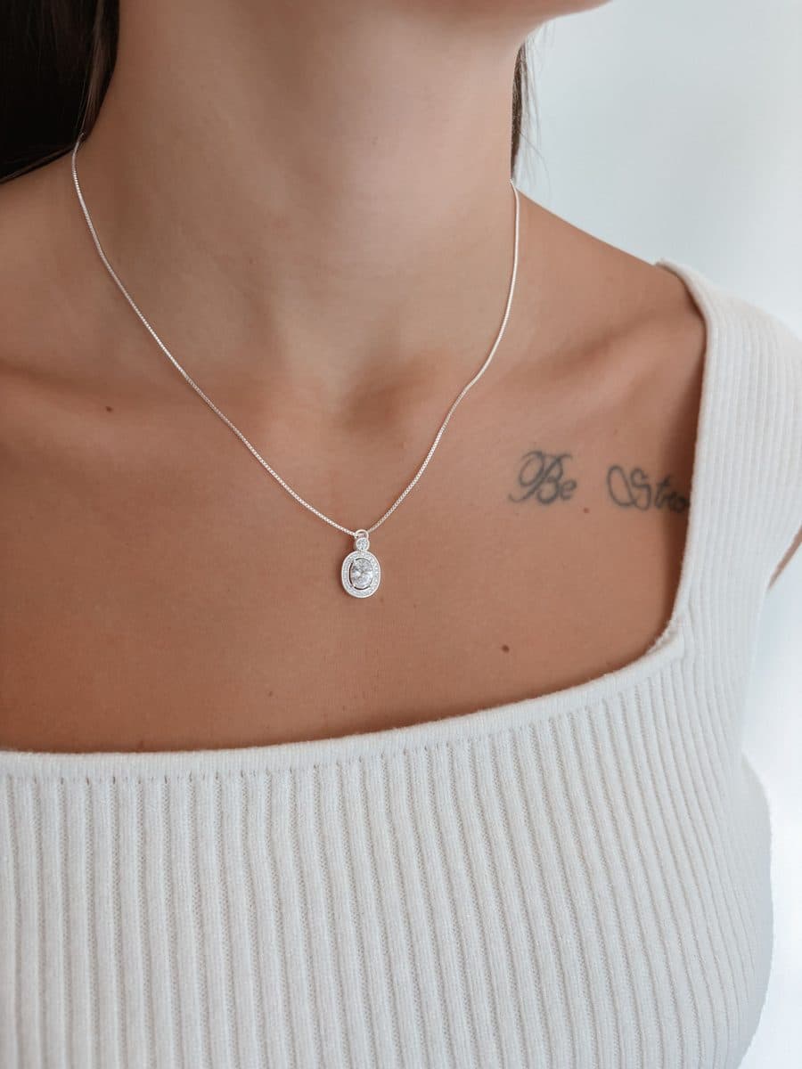 Colar pedra oval cristal cravejado em volta