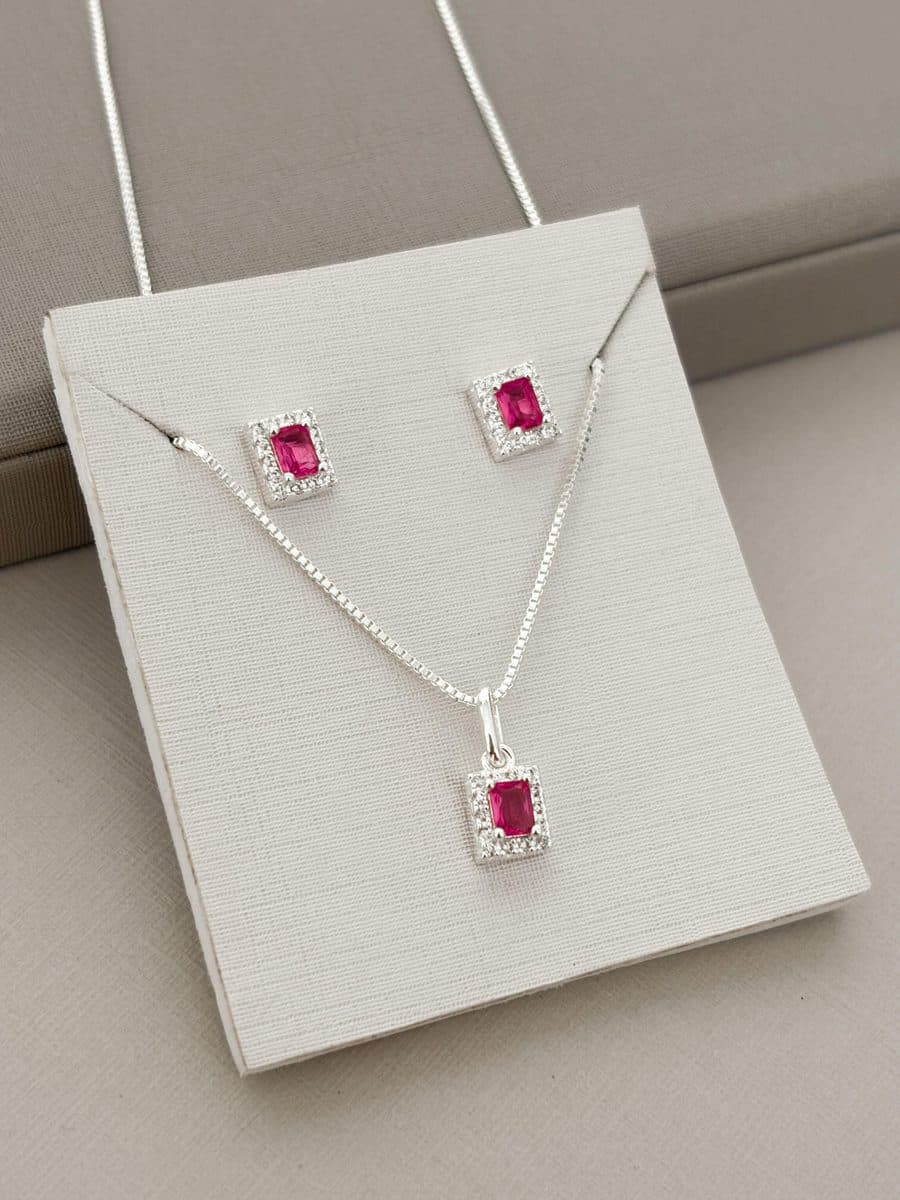 Conjunto quadradinho cravejado com pedra rosa fucsia