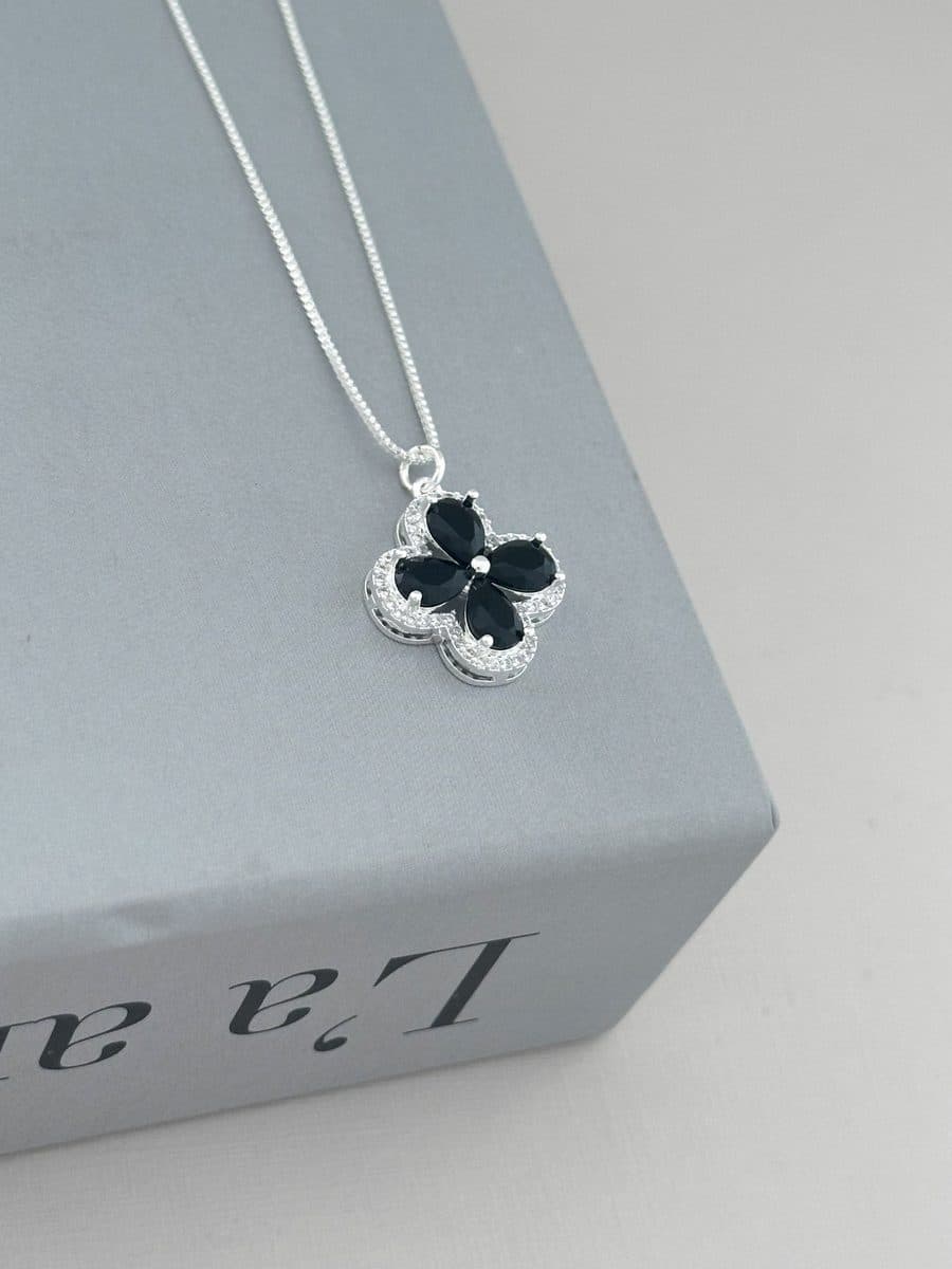 Colar flor preto