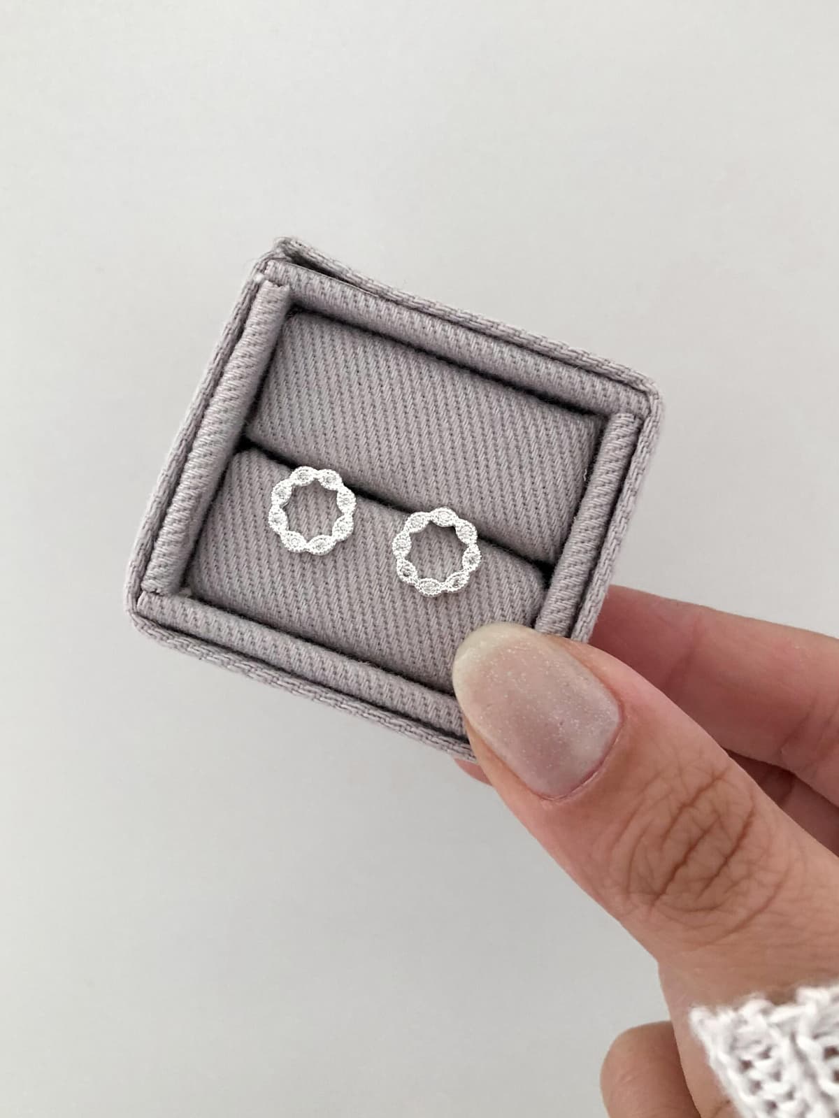 Brinco circular voltinhas cravejado