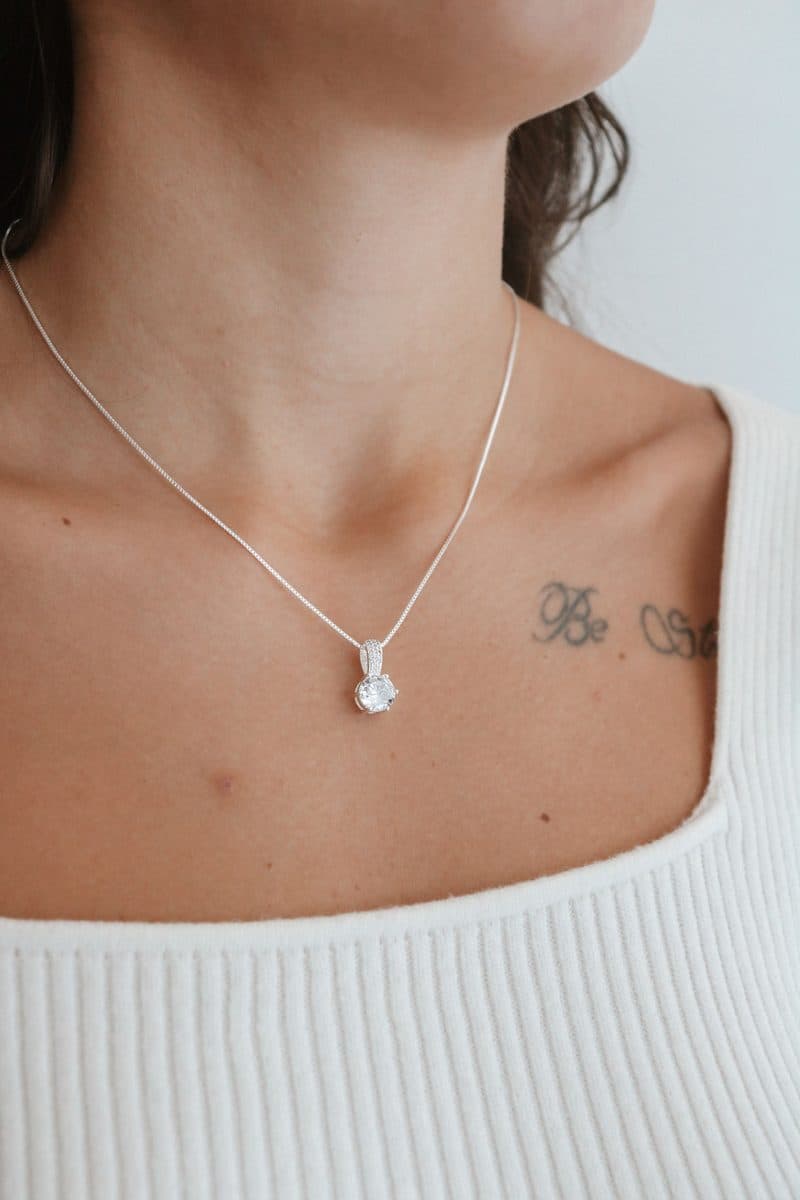 Colar ponto de luz cristal contra argola cravejada