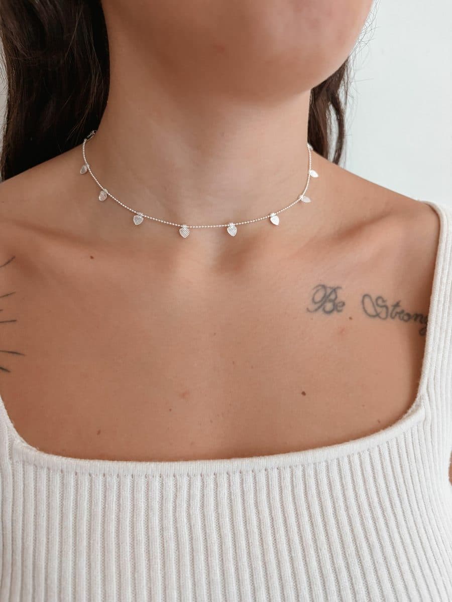 Choker bolinhas com pingentes coração