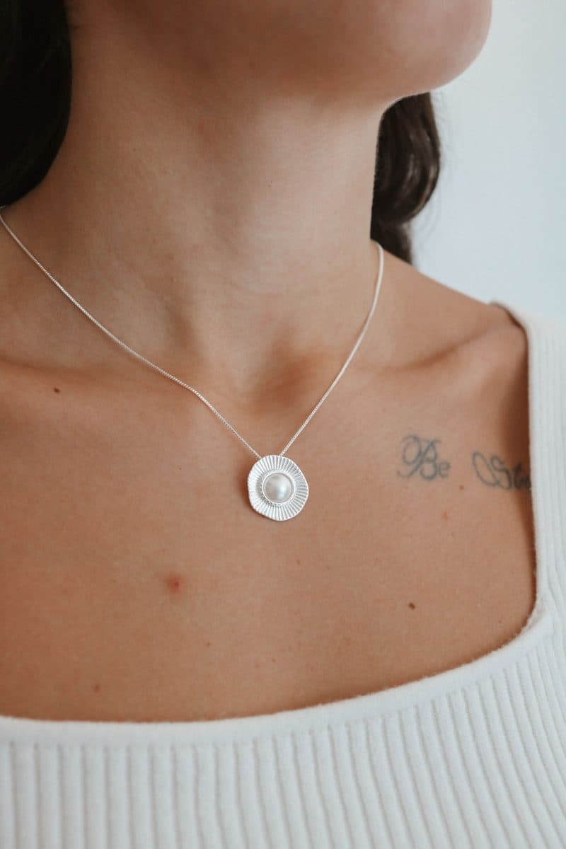 Colar circulo ondulado plissado com pérola no meio