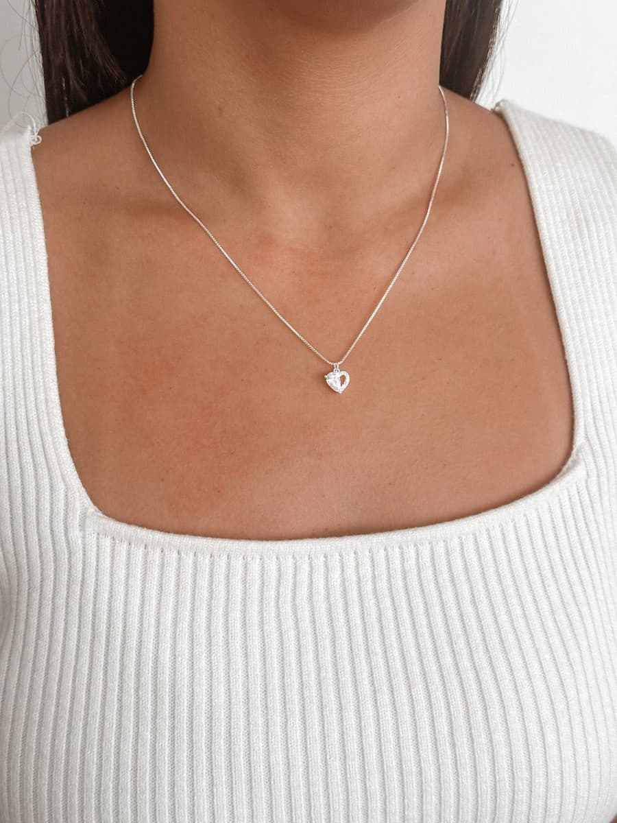 Colar Coração metade pedra cristal metade cravejado