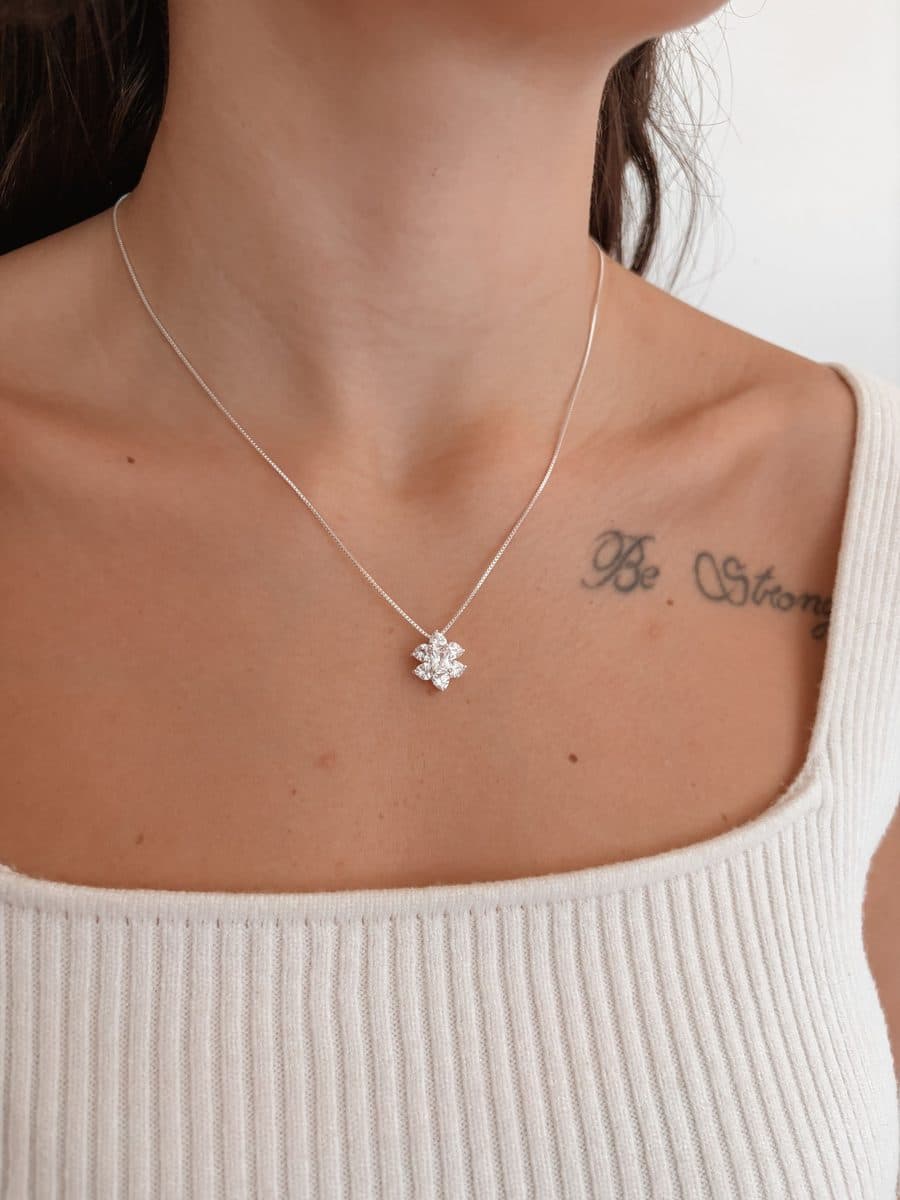 Colar flor seis pétalas cravejada com pedra no meio