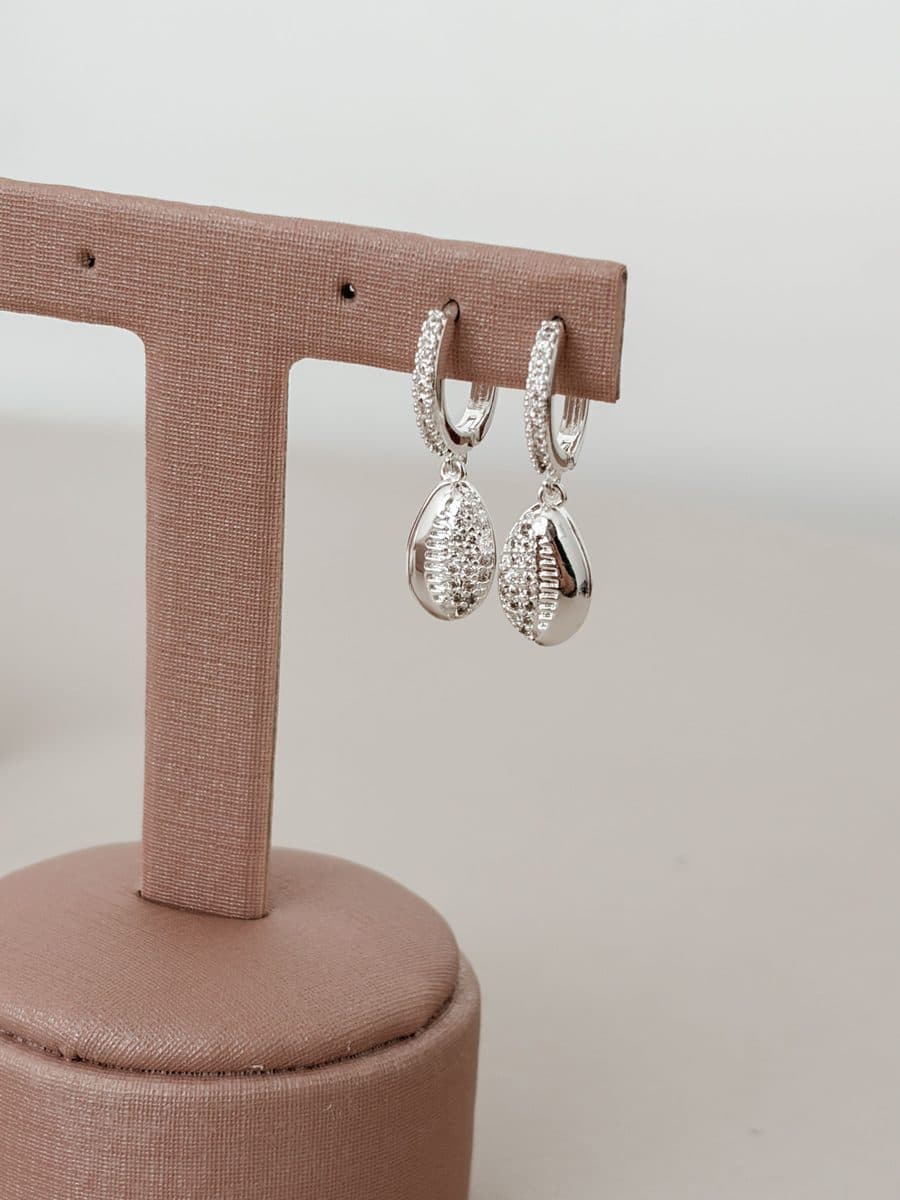 Argolinha cravejada com gota detalhes cravejados pendurada