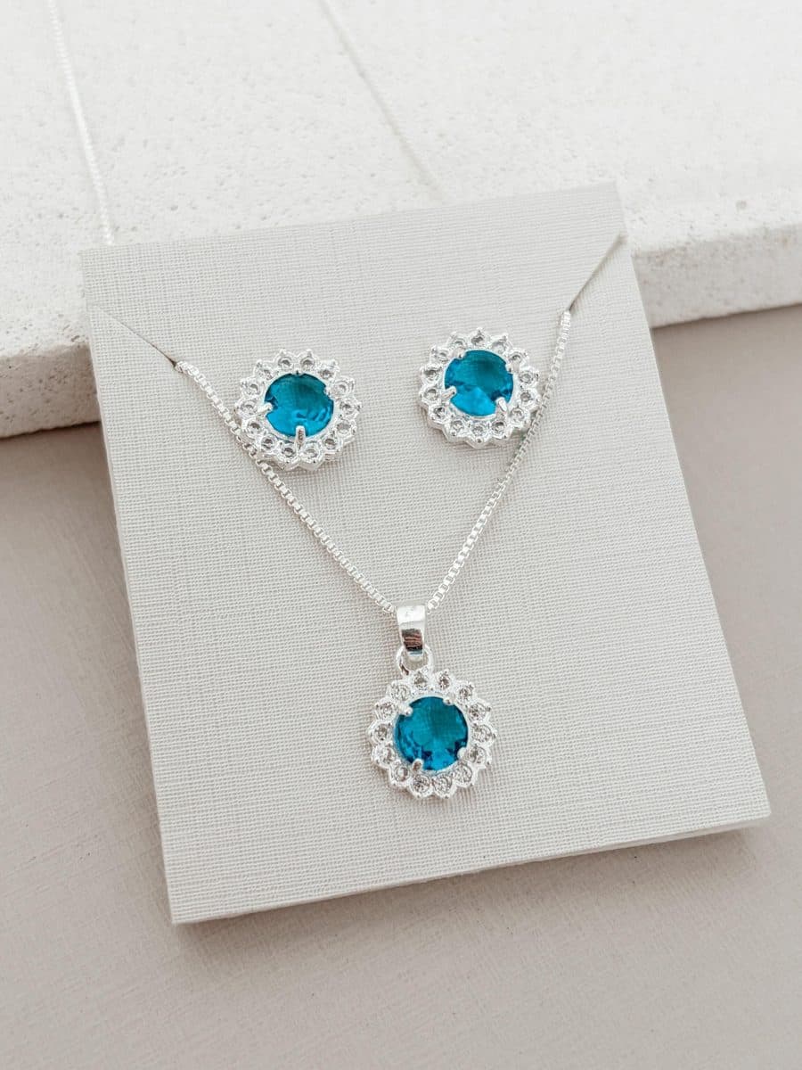 Conjunto redondo detalhado azul