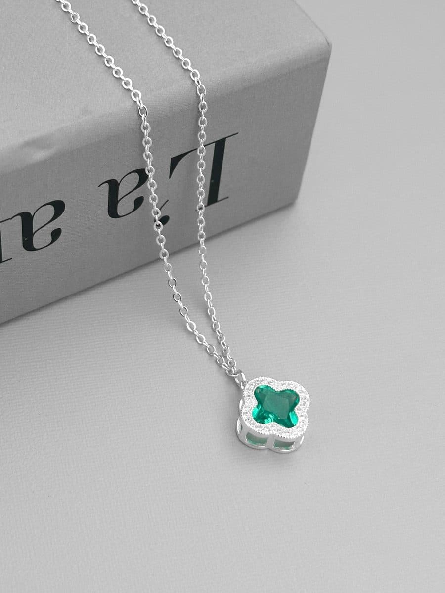 Colar trevo cravejado em volta verde