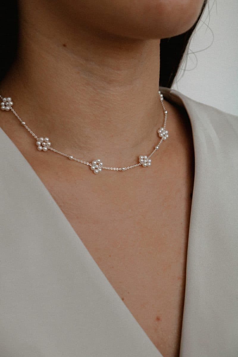 Choker florzinhas perolas
