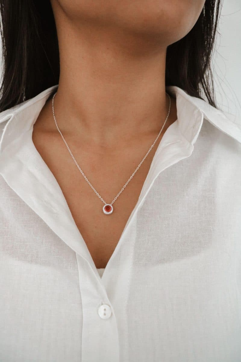 Colar circulo cravejado pedra rosa fúcsia no meio