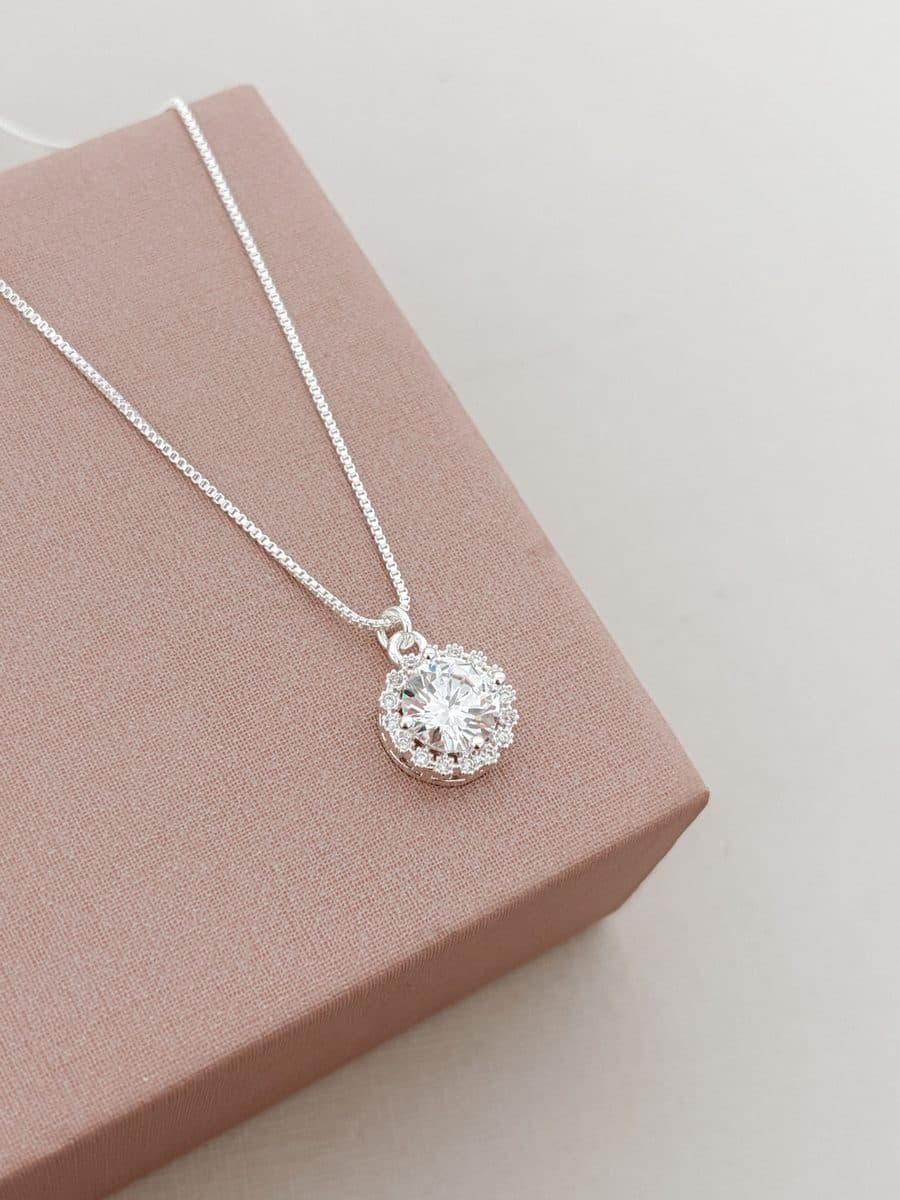 Colar flor bolinhas em volta pedra cristal no meio