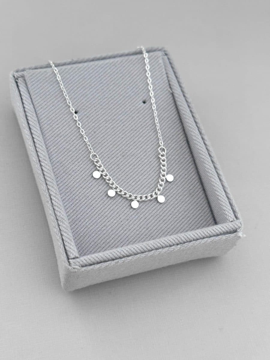 Pulseira com bolinhas penduradas