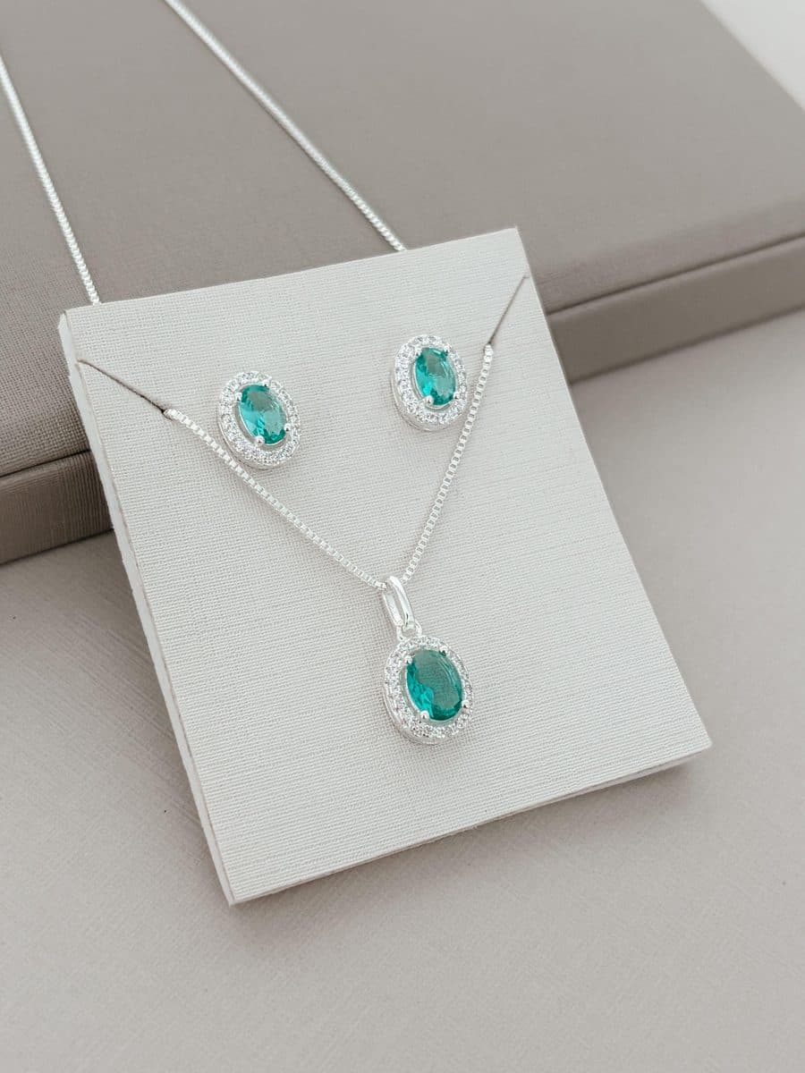 Conjunto oval cravejado verde