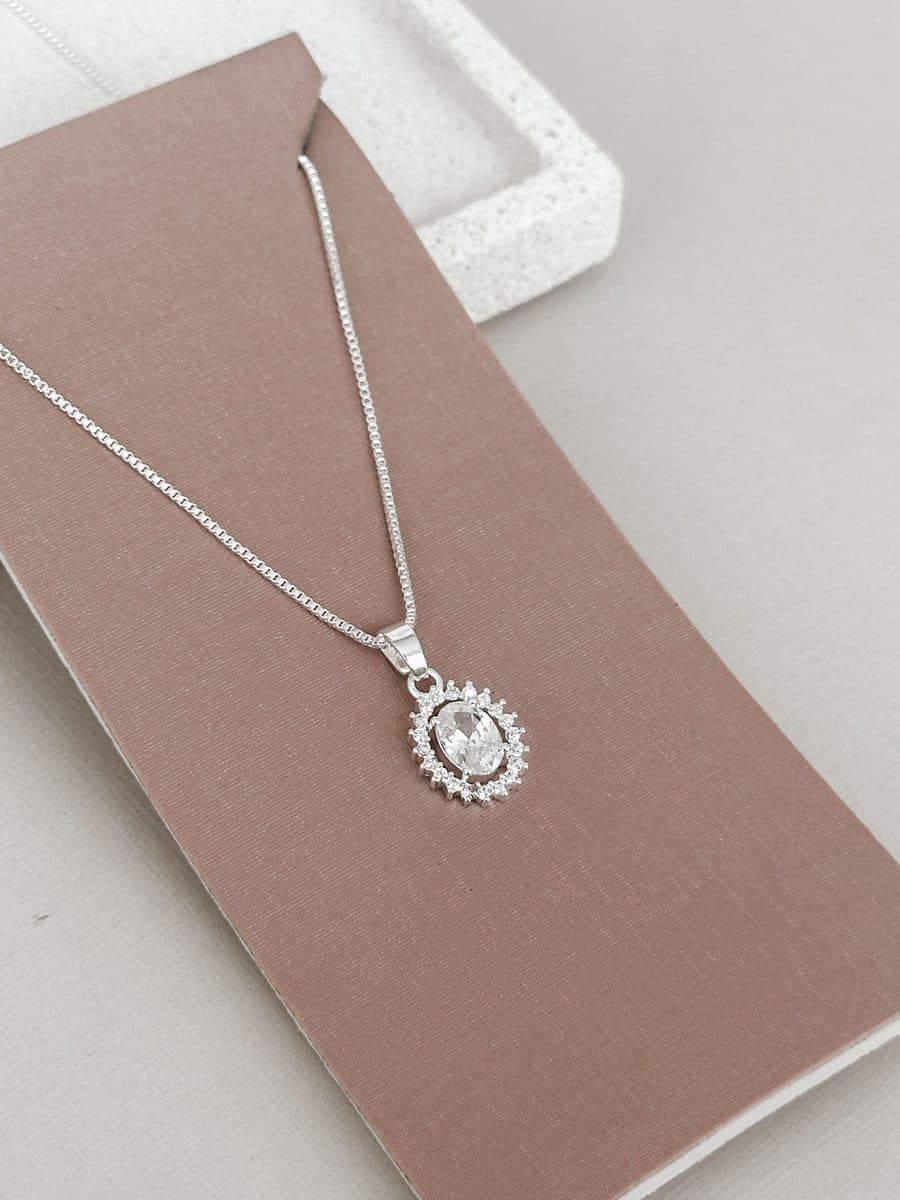 Colar oval com detalhes