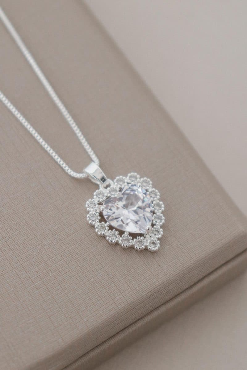 Colar coração luxo cristal pedrinhas em volta