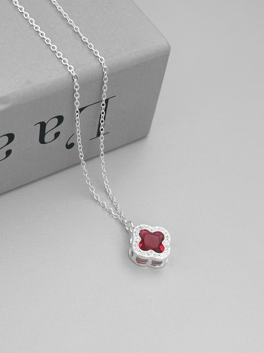 Colar trevo cravejado em volta rosa