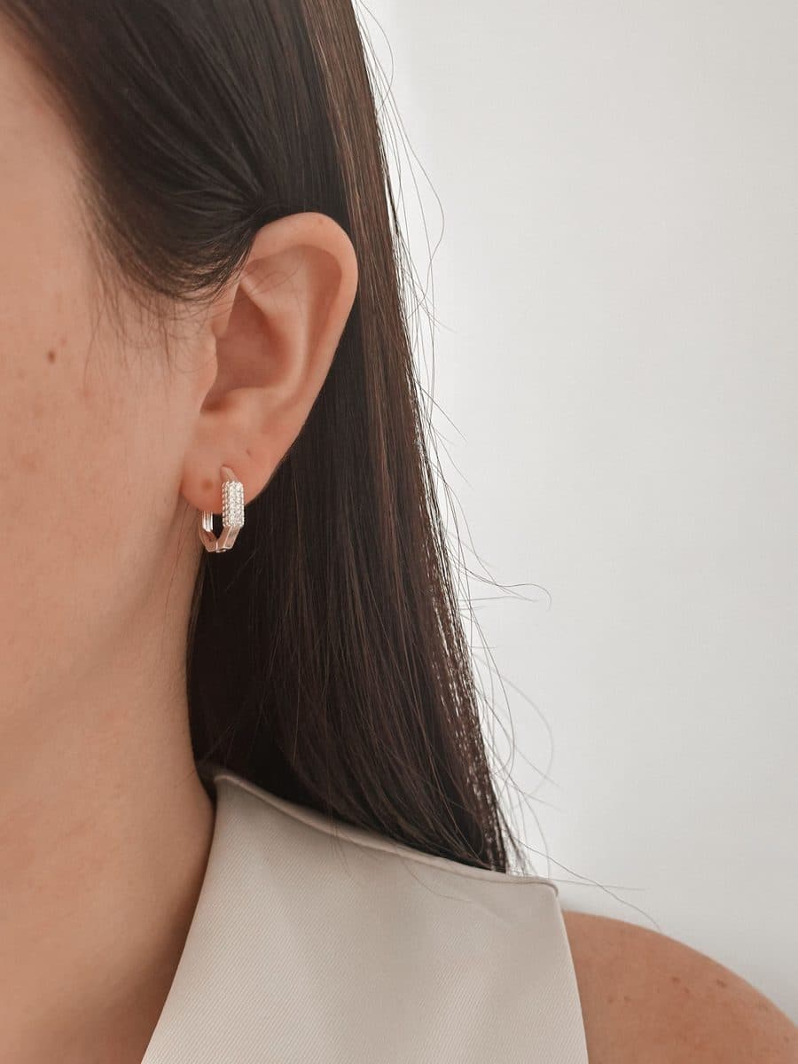 Argola hexagonal lisa com detalhe cravejado