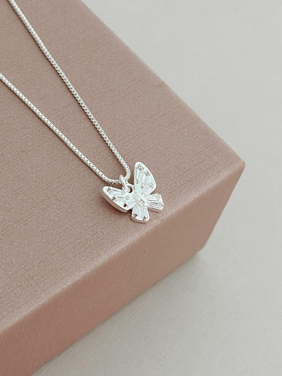 Colar borboleta com detalhes cristais