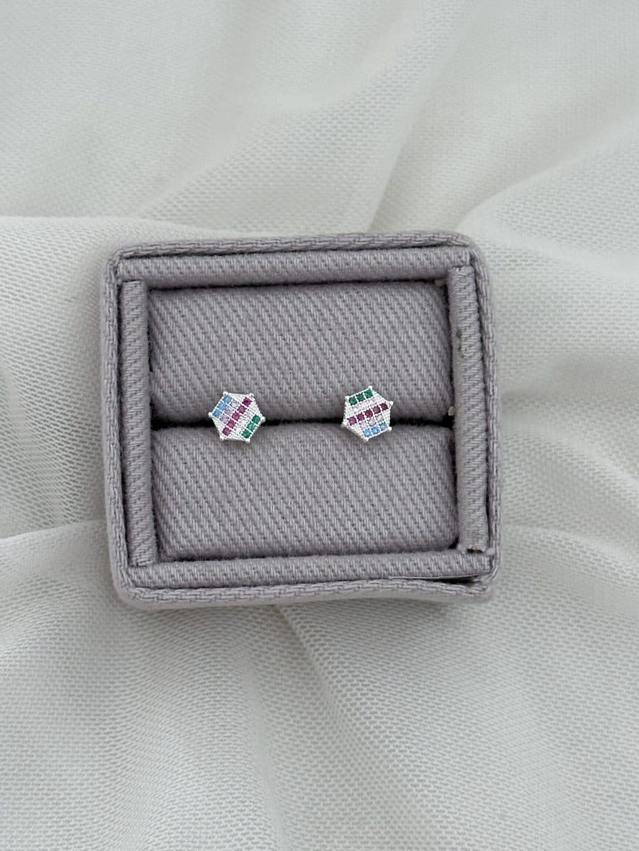 Brinco hexagonal cravejado de zircônias coloridas