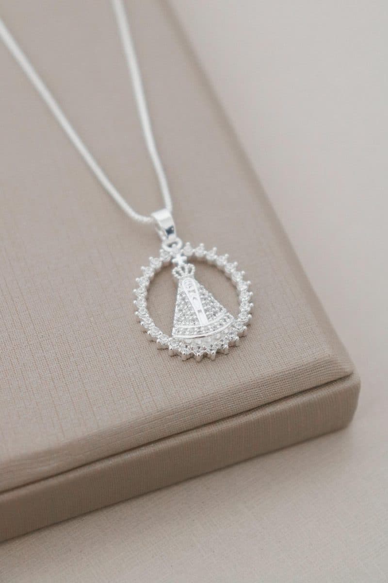 Colar Nossa Senhora oval navetes cristal