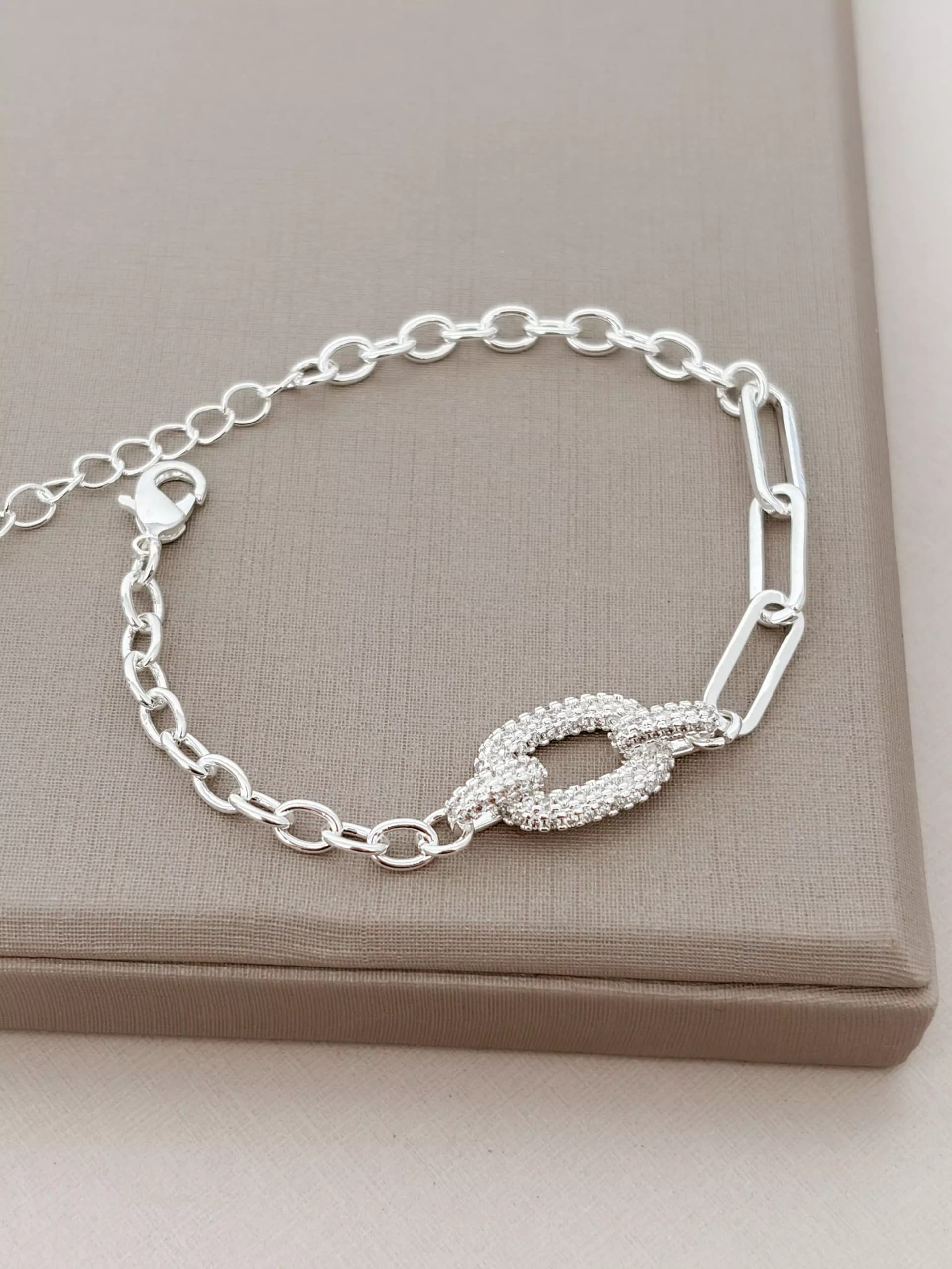 Pulseira mix de elos paperclip cravejado